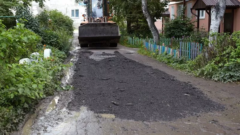 Главную лужу-блогера Южно-Сахалинска похоронили под горой шлака