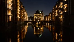 Коронавирус убил грипп, Чайковский вместо гимна, «Золотая маска» у Чехов-центра. Главное 23 апреля