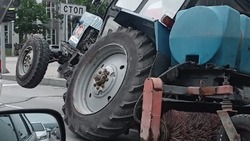 В утреннюю пробку встали жители Южно-Сахалинска из-за поломки трактора