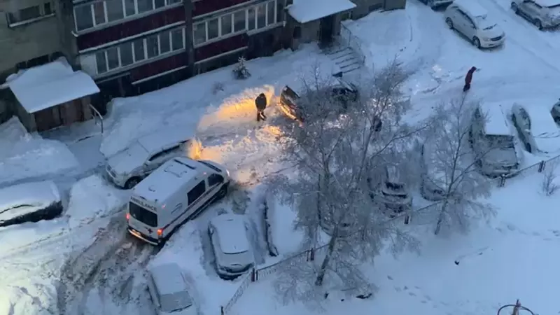 Машина скорой помощи застряла в снежном дворе в столице Сахалина