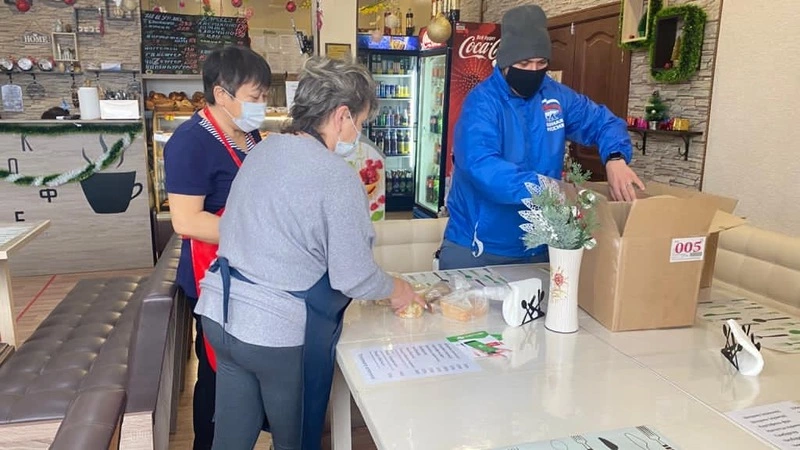 Анивские власти и предприниматели продолжают поддерживать врачей