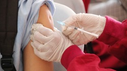 Прививки от гриппа начали ставить в мобильных пунктах жителям Сахалина