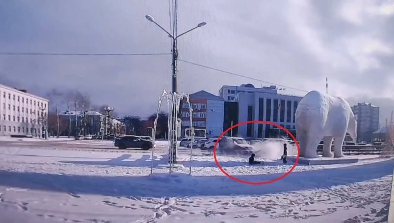 В Южно-Сахалинске внедорожник чуть не снес новогоднего медведя и играющих детей на площади Ленина