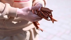 «Чтобы помнили и чтили»: жителям Южно-Сахалинска вручили георгиевские ленты