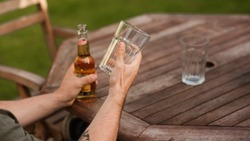 Симптомы алкогольной зависимости проявляются к Новому году. Как их обнаружить?