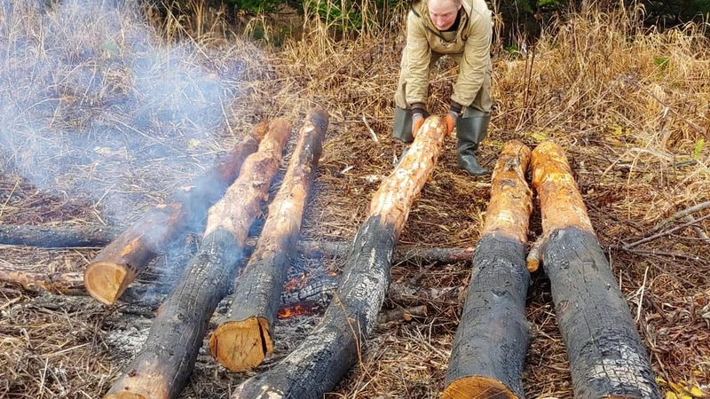У бухты Тихой строят настоящий амбар сахалинских айнов
