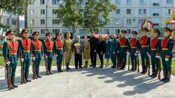 Сахалинских ветеранов поздравили с 3 сентября праздничными парадами у домов