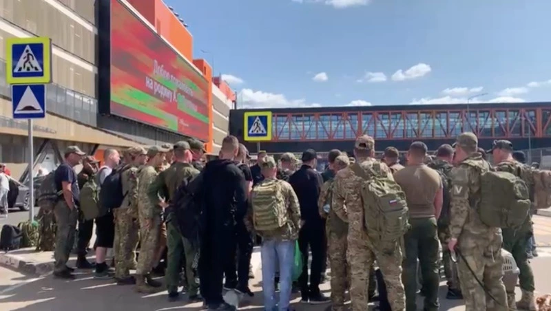 Более 100 военных прибыли в аэропорт Москвы на рейс до Южно-Сахалинска