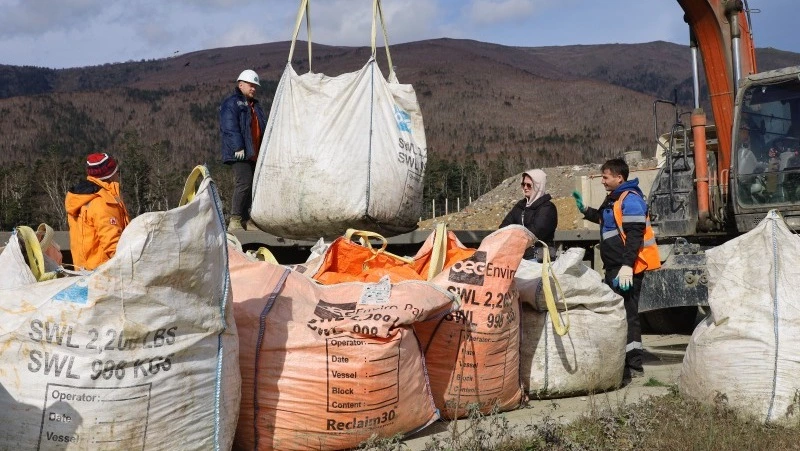 Сахалинцы избавляют острова от мусора