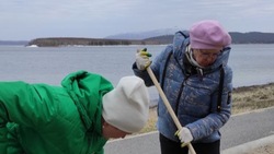 Пенсионеры позаботились о природе и убрали мусор с берега Тунайчи