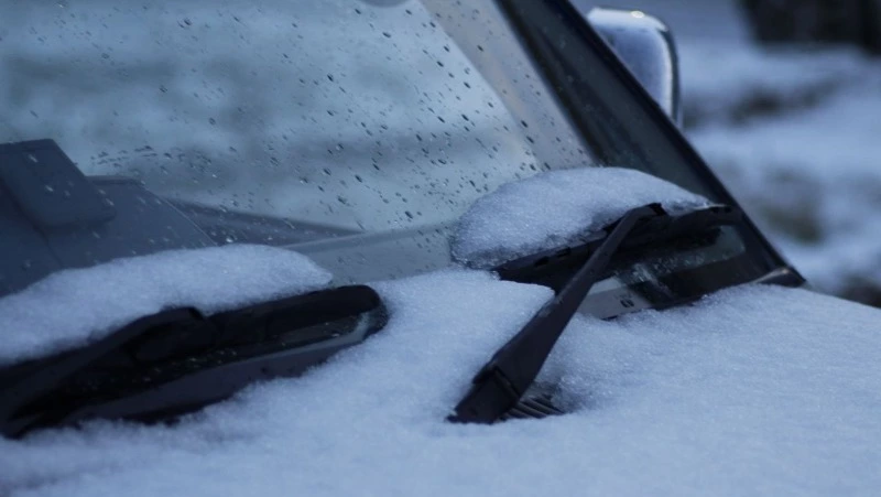 ГИБДД напомнила жителям Сахалина о правилах движения по скользкой дороге