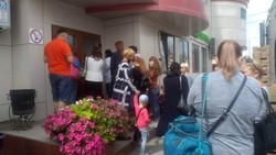 Сахалинцы с утра стоят в очереди за цветами к 1 сентября