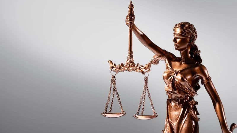 Суд взыскал сто тысяч рублей с нерадивой студентки на Сахалине