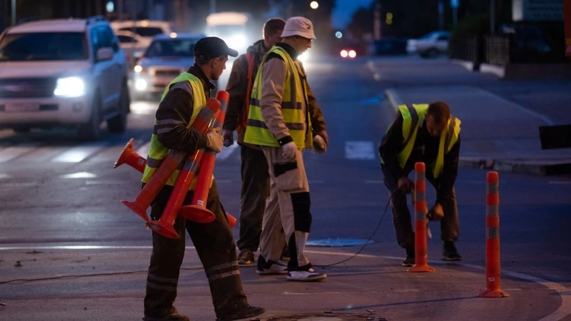 На проблемном перекрестке в столице Сахалина обновляют мини-кольцо
