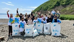 Сахалинские подростки убрали мусор на побережье Пригородного