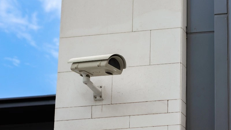 Житель Невельска не смог продать украденную камеру и выбросил ее в мусор