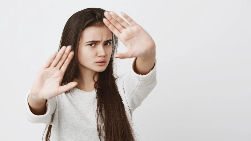 За дебош в подъезде жительницу Корсакова на сутки взяли под арест