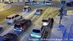 ДТП стало причиной перекрытия дороги в Южно-Сахалинске утром 5 декабря