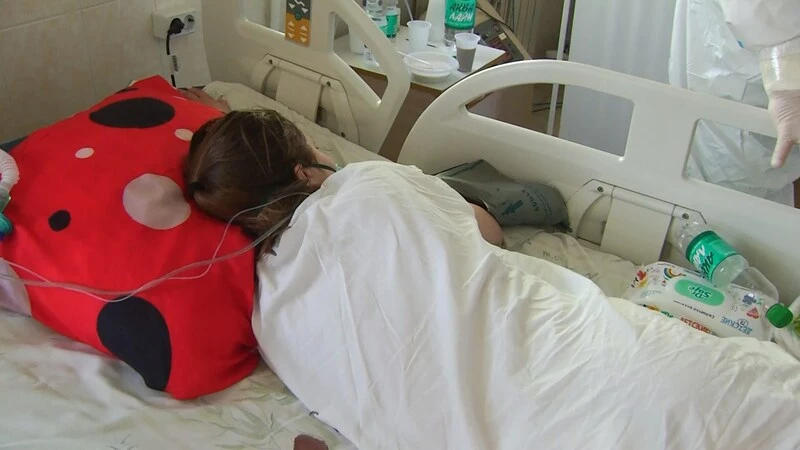 200 пациентов и полная реанимация. В ковидном госпитале Долинска лежат даже подростки