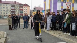 Школьников учат культуре вождения электросамокатов в Южно-Сахалинске 