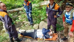 Спасатели доставили туристку с травмой ноги в районную больницу на Курилах 23 июля