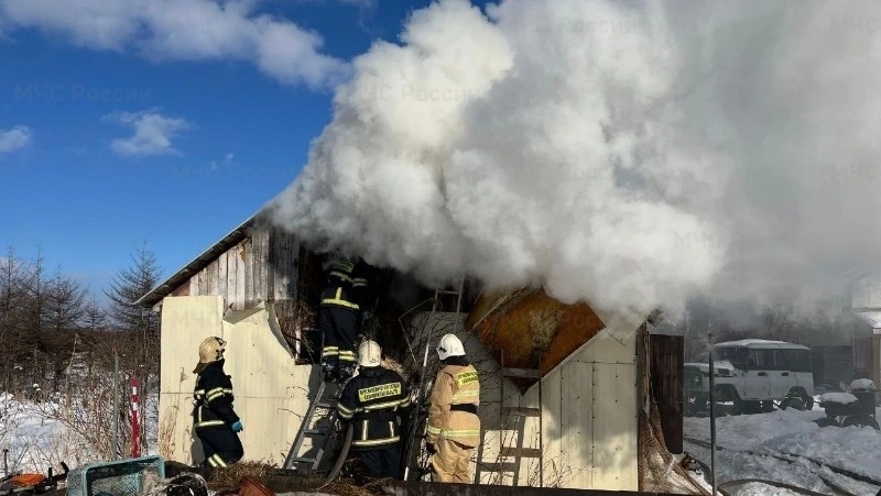 Пожар уничтожил хозпостройку в селе Таранай