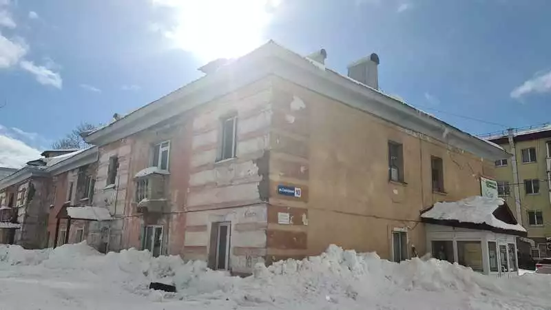 SKR-SOS против сосулек! Жильцы дома на Саперной дождались уборку крыши