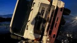 Уголь по всей обочине: большегруз слетел с дороги на западе Сахалина 