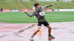 Мячи и копья метала молодежь на первенстве СШОР в Южно-Сахалинске 