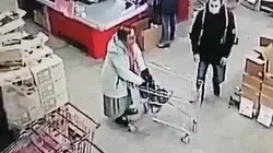 Женщину, укатившую чужую сумочку в дискаунтере Южно-Сахалинска, просят вернуть хотя бы документы