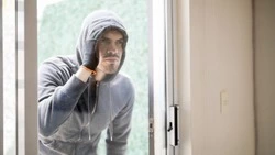 Мужчина ответит в суде за кражу ценных вещей в частных домах Корсаковского района