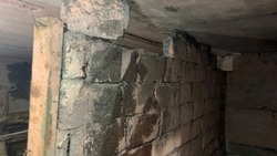 Под завалами старой стены боятся оказаться жители пятиэтажки в Южно-Сахалинске