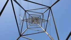 Ребенок пострадал от удара током на опоре ЛЭП в селе на Сахалине