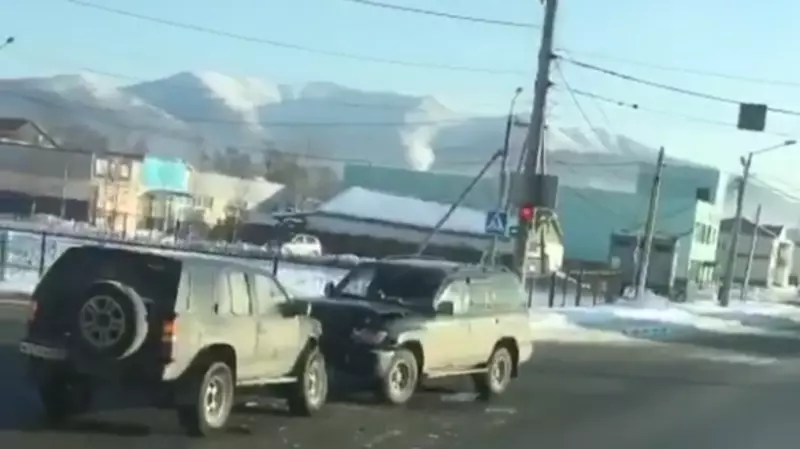 В Южно-Сахалинске на фоне сопок «поцеловались» два внедорожника