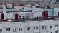 Дети бегали по крыше многоэтажного дома в Южно-Сахалинске
