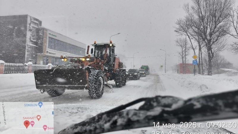 Свыше 100 человек и машин вышли на уборку снега в Южно-Сахалинске 14 марта 