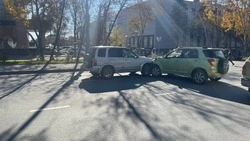 Toyota Rush и Suzuki Escudo утроили ДТП в центре Южно-Сахалинска 30 октября