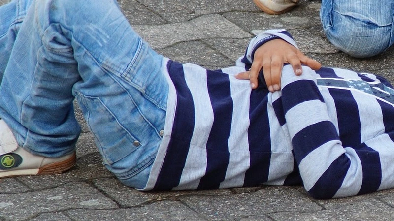 Дети, выпавшие из окна на юге Сахалина, были дома со спящим отцом