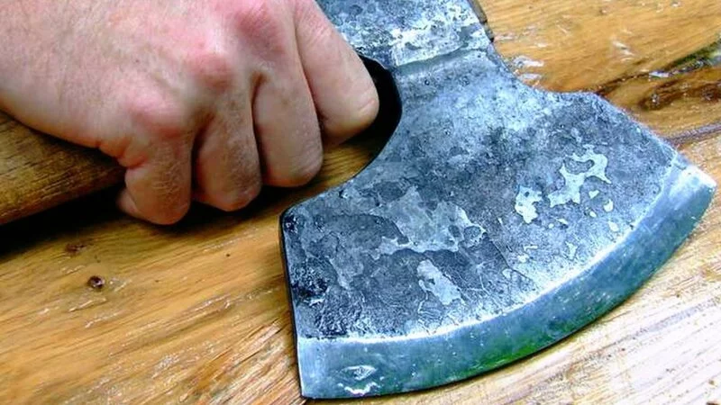 В администрацию Южно-Сахалинска ворвался мужчина с топором