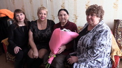 Невельчанку Анну Овсянникову поздравили с 90-летием