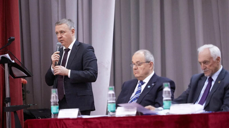 Власти Южно-Сахалинска и строители обсудили проблемы отрасли