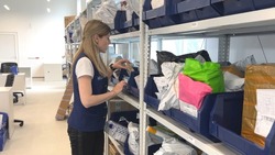 Почта России: сахалинцы закупают на осенних распродажах одежду и новогодние подарки