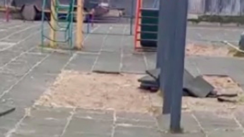 Детская площадка в Поронайске осталась почти без покрытия из-за игр детей