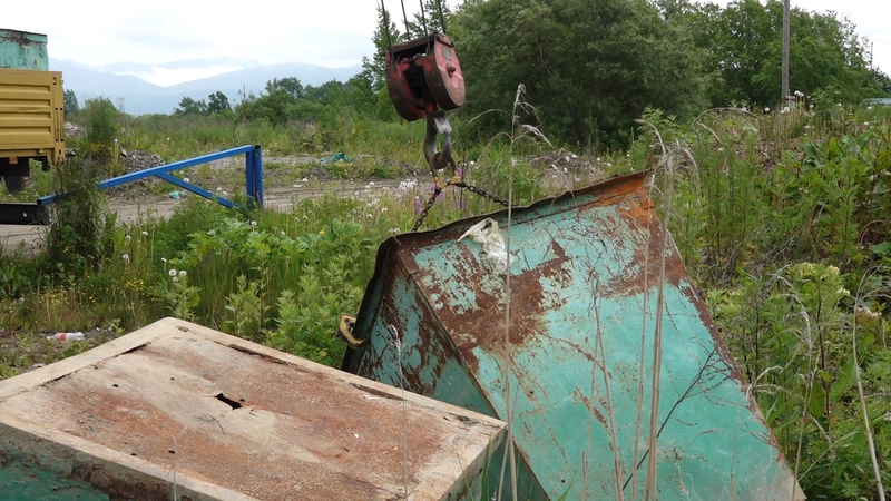 В Южно-Сахалинске дачники сбросили новые мусорные контейнеры в кювет возле магазина «Элинка»