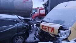 Ребенок и взрослый пострадали в ДТП со школьным автобусом в Холмском районе