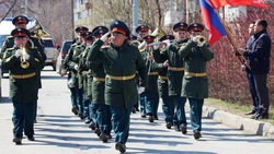 Военные на Сахалине поздравили ветеранов ВОВ в преддверии Дня Победы 