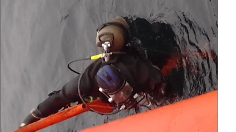 Водолазы Тихоокеанского флота исследуют бухты острова Матуа