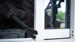 Пьяный мужчина украл из чужого дома телефон и ноутбук в Южно-Сахалинске