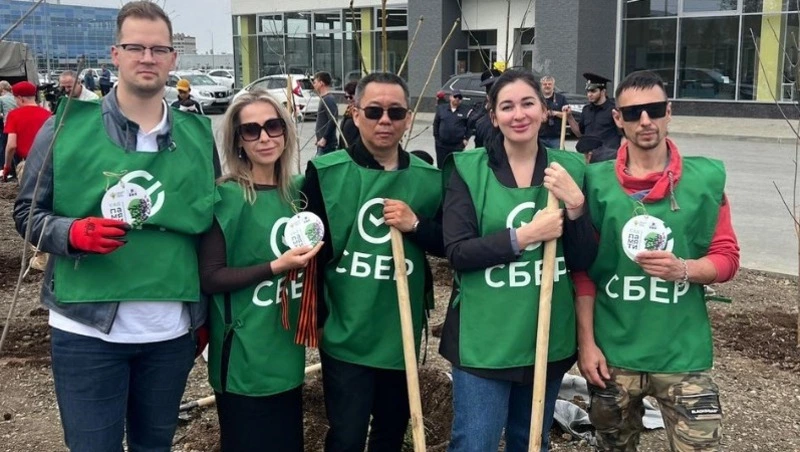 Волонтёры Сбера высадили ясени «Сада памяти» в Южно-Сахалинске