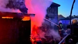 Деревянный гараж горел в селе Томаринского района 